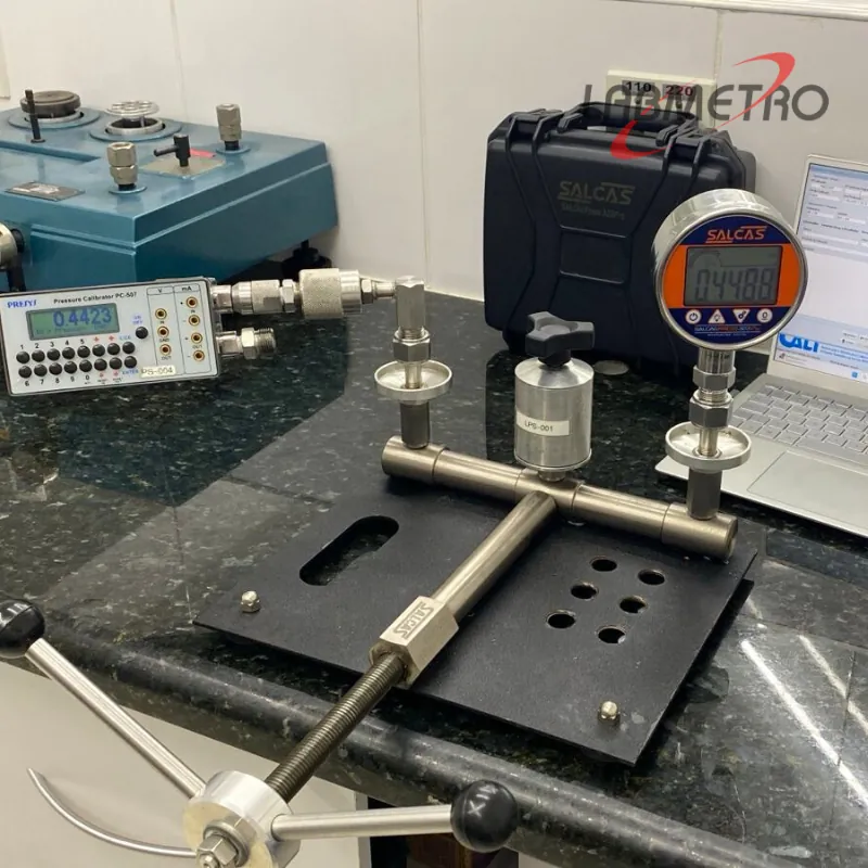 Bancada de calibração de pressão no laboratório Labmetro